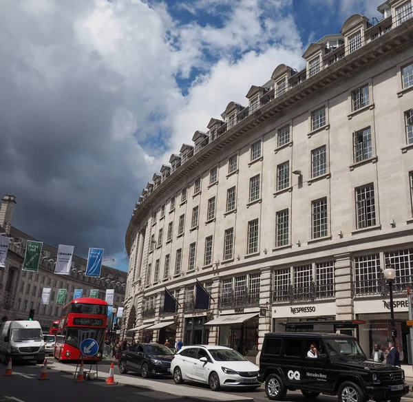 People in Piccadilly Circus in London — Stock Photo, Image