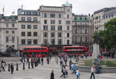 İnsanlar Londra'da Trafalgar Meydanı'nda