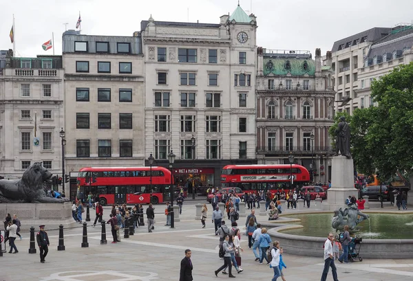 Ludzie na Trafalgar Square w Londynie — Zdjęcie stockowe