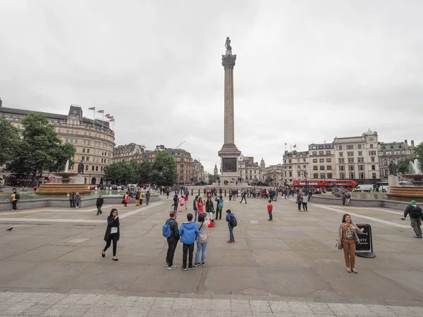 Personnes à Trafalgar Square à Londres — Photo
