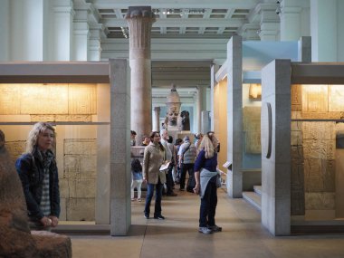 Turistler Londra'da British Museum'da