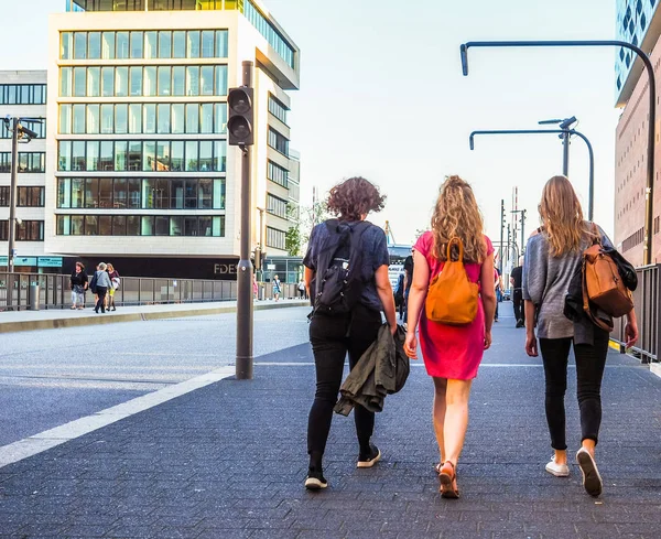 Touristen zu Besuch in Hamburg hdr — Stockfoto