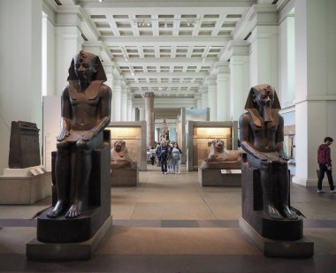 Turistler Londra'da British Museum'da