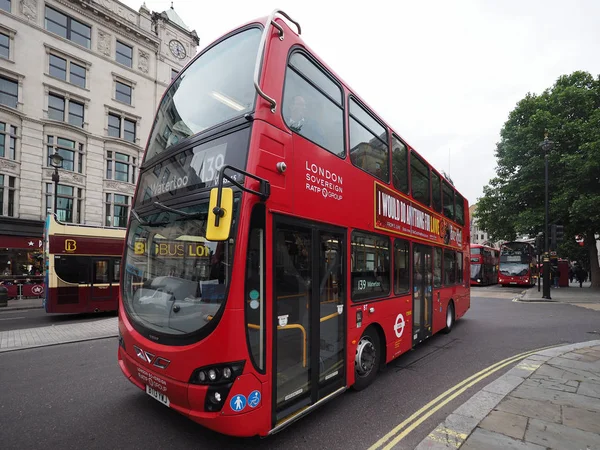 Красный автобус в Лондоне — стоковое фото