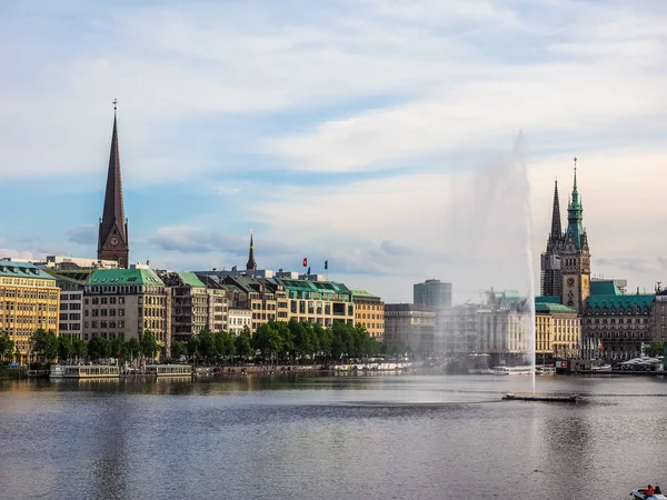 Alsterfontaene (Alster Fountain) en Binnenalster (lago Inner Alster) en Hamburgo hdr —  Fotos de Stock