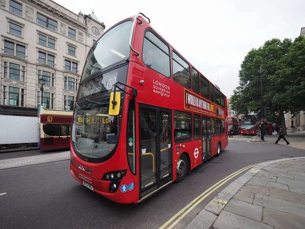 Röd buss i london — Stockfoto