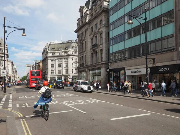 Mensen in Oxford Street in Londen — Stockfoto