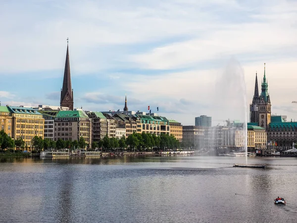 Alsterfontaene (Alster Fountain) en Binnenalster (lago Inner Alster) en Hamburgo hdr —  Fotos de Stock