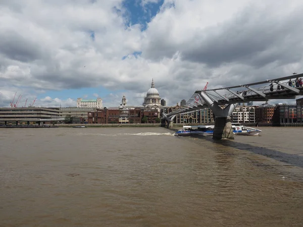 Londra 'daki Milenyum Köprüsü — Stok fotoğraf