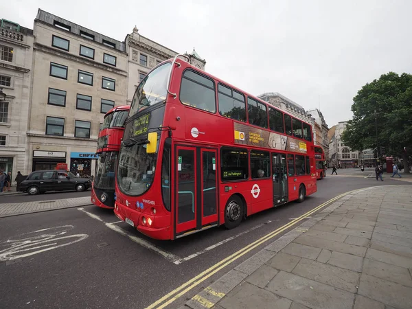 Röd buss i london — Stockfoto