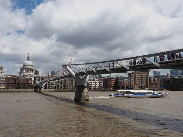 Millennium Bridge w Londynie — Zdjęcie stockowe