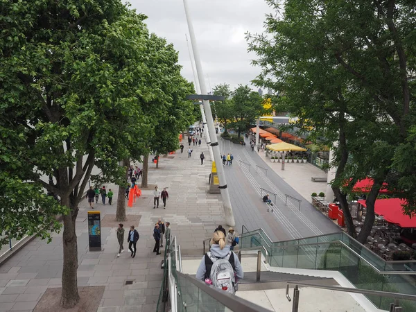 Personas en el centro de Londres — Foto de Stock