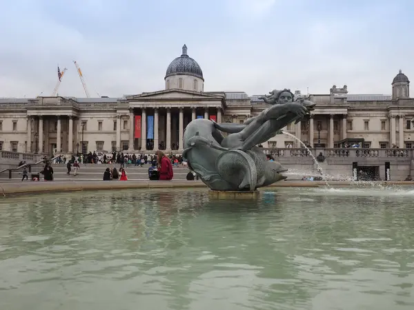 Pessoas em Trafalgar Square em Londres — Fotografia de Stock