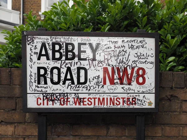 Abbey road tecken i london — Stockfoto