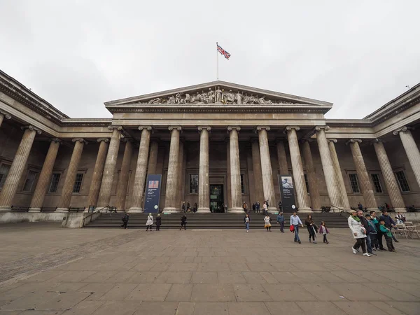 Tourists at British Museum in London — Stock Photo, Image