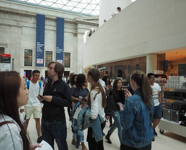 Touristes au British Museum de Londres — Photo