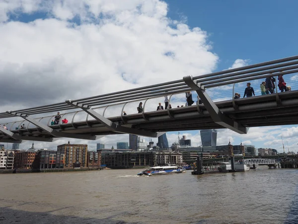 Londra 'daki Milenyum Köprüsü — Stok fotoğraf