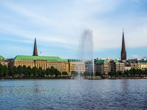 Alsterfontaene (Alster Fountain) en Binnenalster (lago Inner Alster) en Hamburgo hdr —  Fotos de Stock
