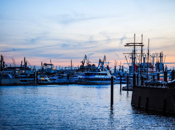 Hamnen i Hamburg i Hamburg hdr — Stockfoto