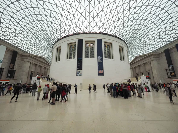 Turisté v Britském muzeu v Londýně — Stock fotografie