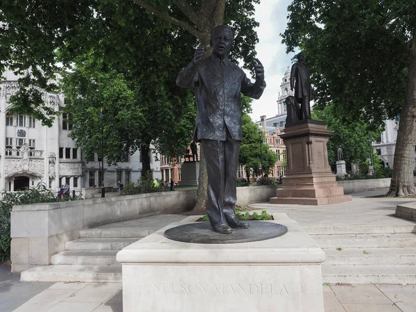 Estatua de Mandela en Londres — Foto de Stock