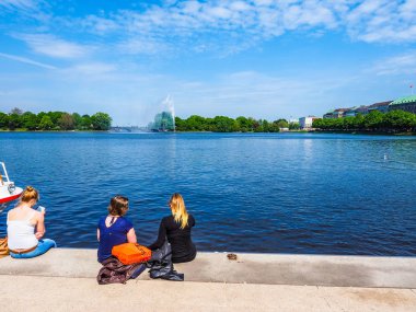 Binnenalster'de ofis binası (iç Alster göl) insanlara Hamburg HDR