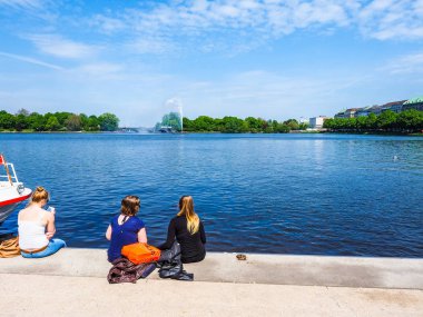 Binnenalster'de ofis binası (iç Alster göl) insanlara Hamburg HDR