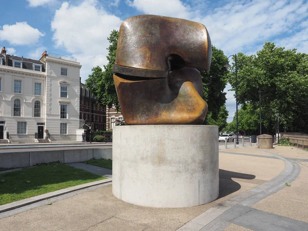 Moore heykel Londra'da kilitleme parça başlıklı