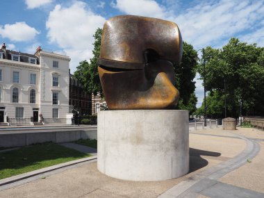 Moore heykel Londra'da kilitleme parça başlıklı