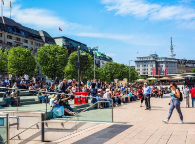 Binnenalster'de ofis binası (iç Alster göl) insanlara Hamburg HDR