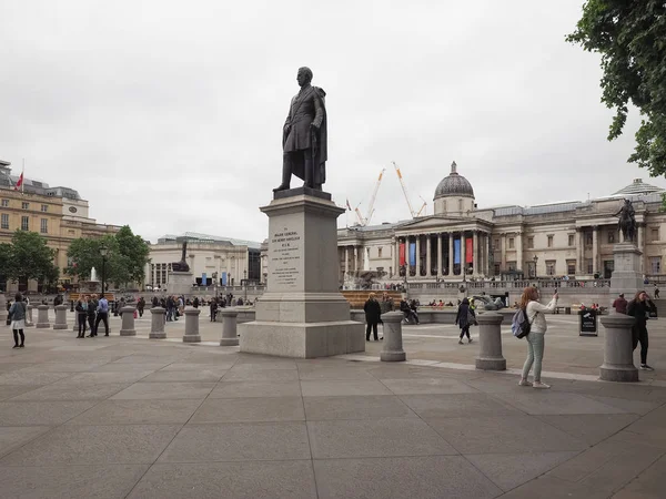Pessoas em Trafalgar Square em Londres — Fotografia de Stock