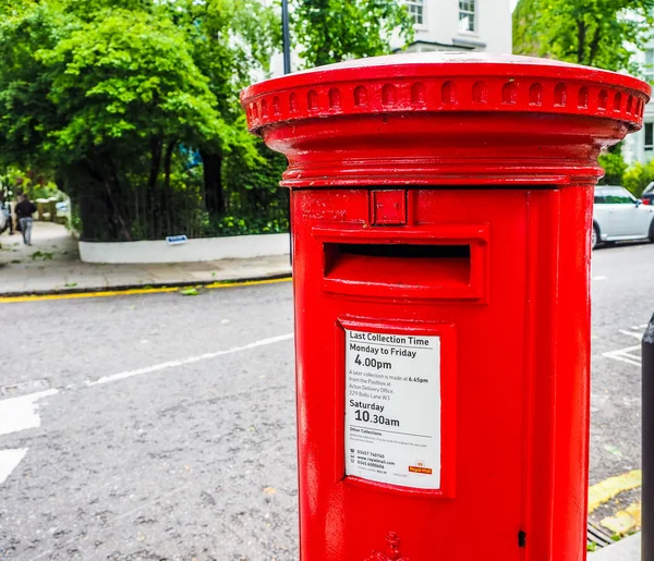 Röd postlåda i London (hdr) — Stockfoto