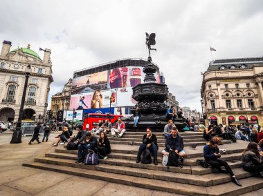 Piccadilly Circus Londra (hdr insanlarda)