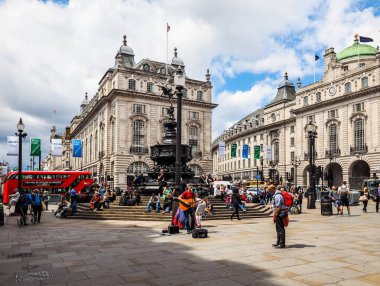 Piccadilly Circus Londra (hdr insanlarda)