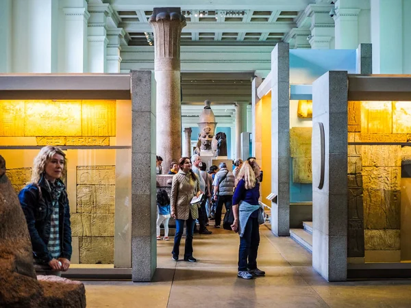Turister på British Museum i London (Hdr) — Stockfoto