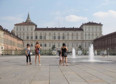 İnsanlar Torino'da Piazza Castello meydanında