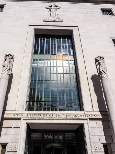 Kraliyet Enstitüsü, İngiliz mimar (hdr Londra'da)