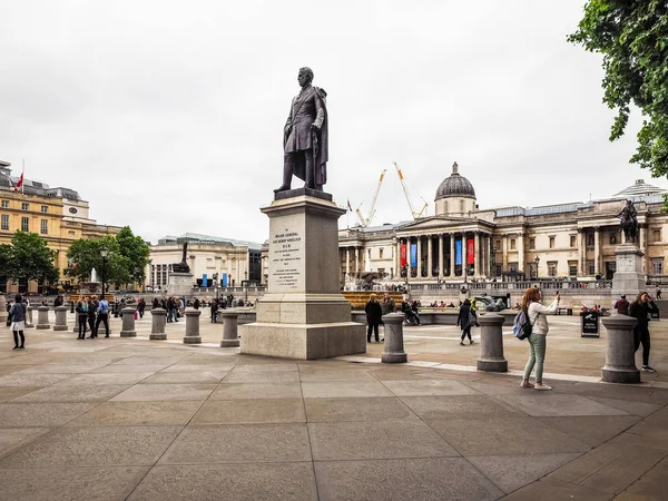 İnsanlar (hdr Londra'da Trafalgar Meydanı'nda) — Stok fotoğraf