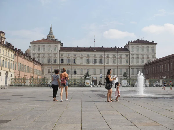 İnsanlar Torino'da Piazza Castello meydanında