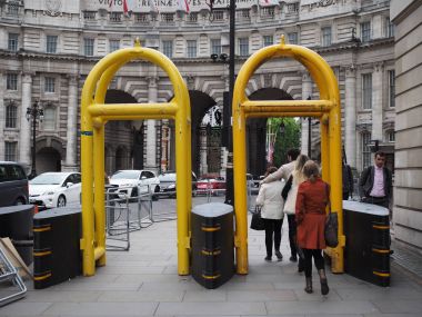 Anti terörizm güvenlik bariyerleri Londra'da