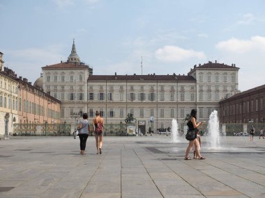İnsanlar Torino'da Piazza Castello meydanında