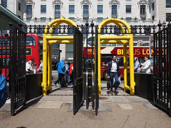 Anti terörizm güvenlik bariyerleri Londra'da