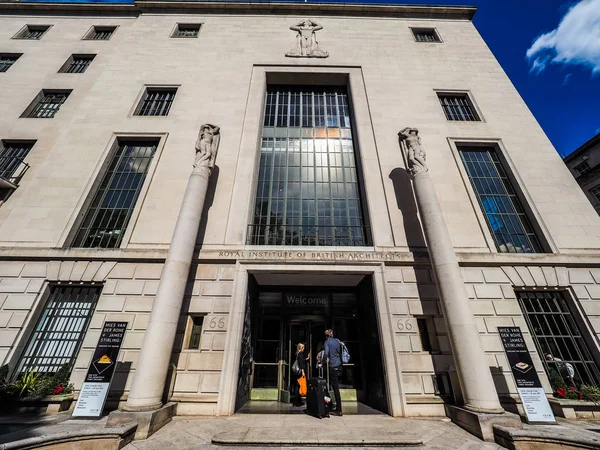 Kraliyet Enstitüsü, İngiliz mimar (hdr Londra'da)