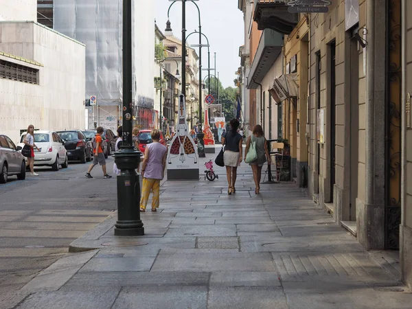 Lidé v centru města v Turíně — Stock fotografie