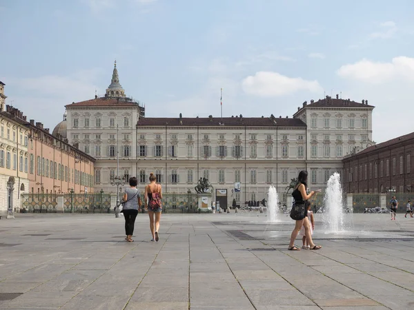 İnsanlar Torino'da Piazza Castello meydanında