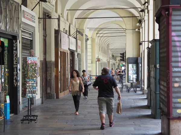 Människorna i Via Po i Turin — Stockfoto