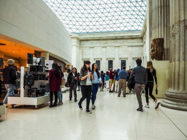 Turistler (Hdr Londra'da British Museum'da)