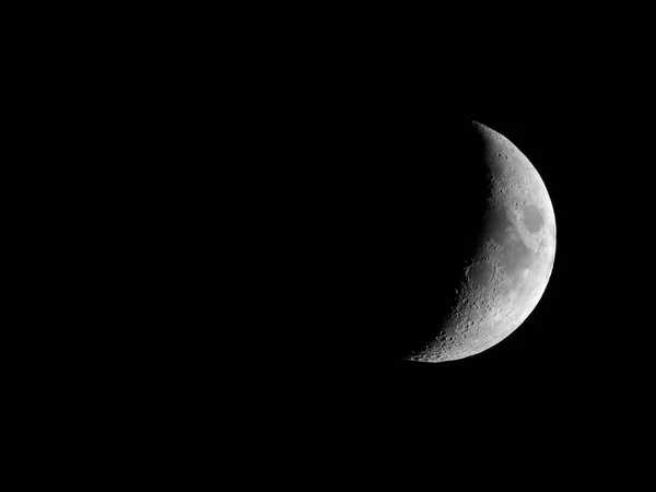 Воск полумесяца, видимый с помощью телескопа — стоковое фото