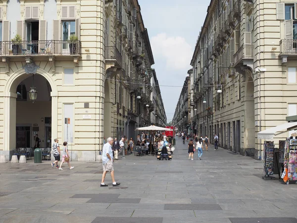 İnsanlar Torino'da Piazza Castello meydanında — Stok fotoğraf
