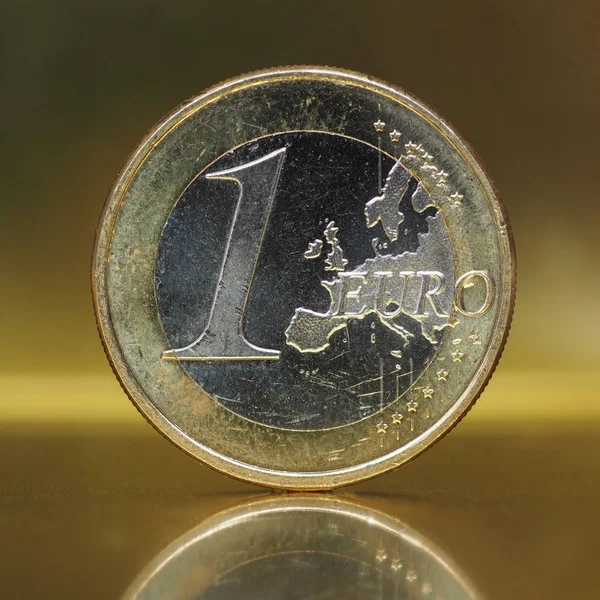Monety 1 euro, Unia Europejska na złotym tle — Zdjęcie stockowe